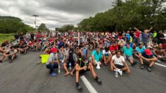 La caravana migrante bloquea ruta internacional en Chiapas 