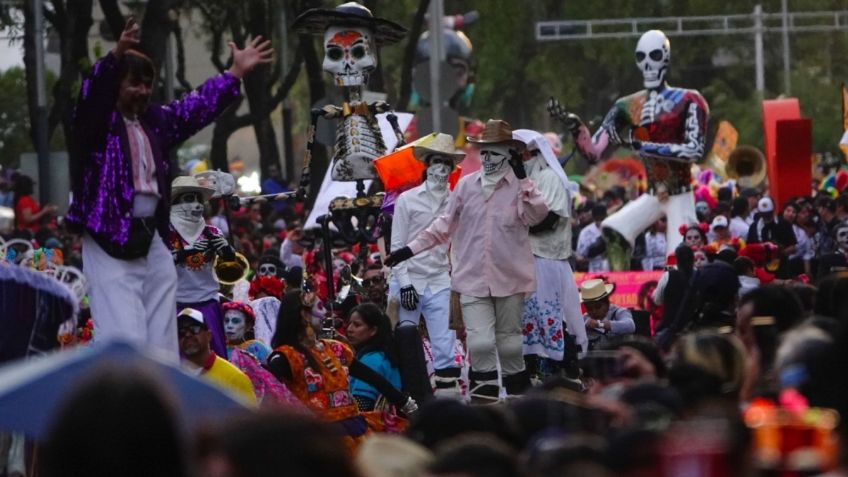 Cae en CDMX mujer que robó 19 celulares durante Desfile de Día de Muertos