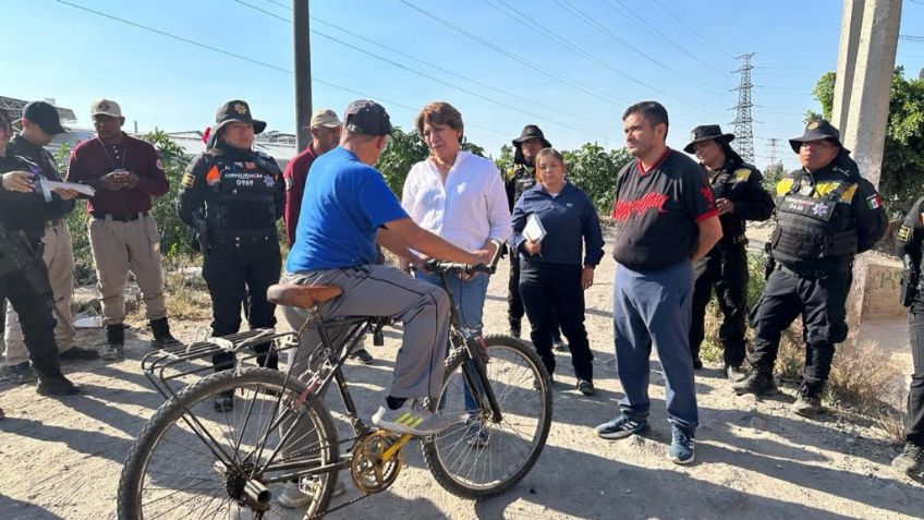 Delfina Gómez visita a los vecinos afectados por la caída del puente peatonal en Chimalhuacán