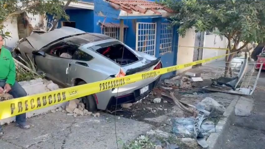 VIDEO: un auto de lujo se estrella y queda destruido dentro de una casa en Oblatos, Guadalajara