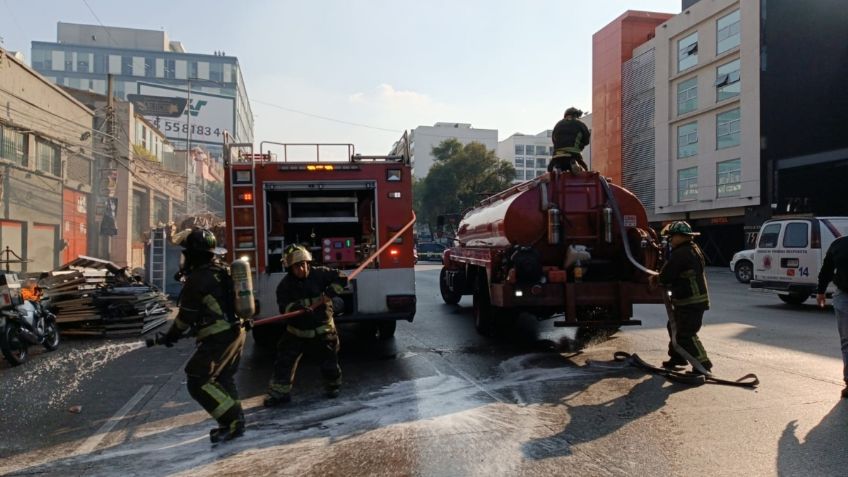 Incendio consume restaurante y viviendas en la alcaldía Benito Juárez