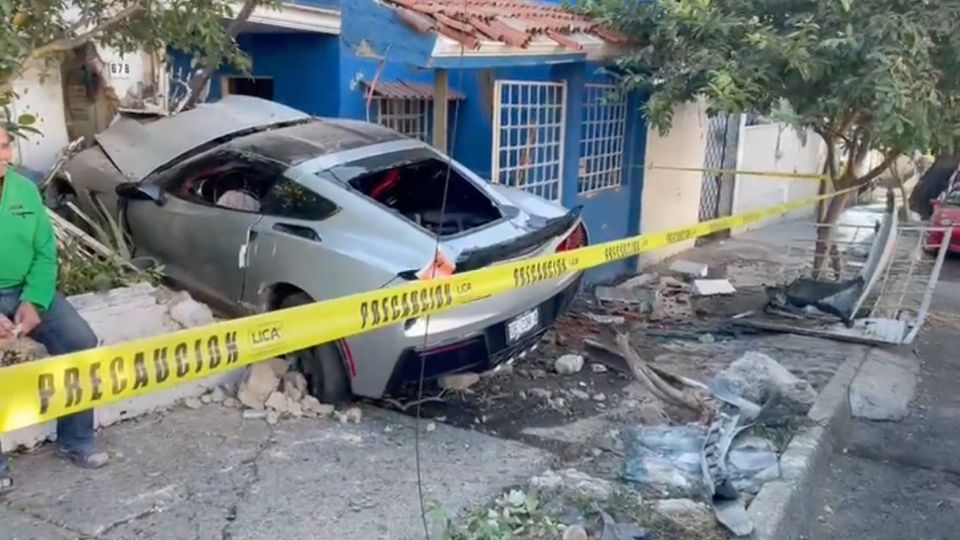 Un corvette se estrelló contra una vivienda y un auto