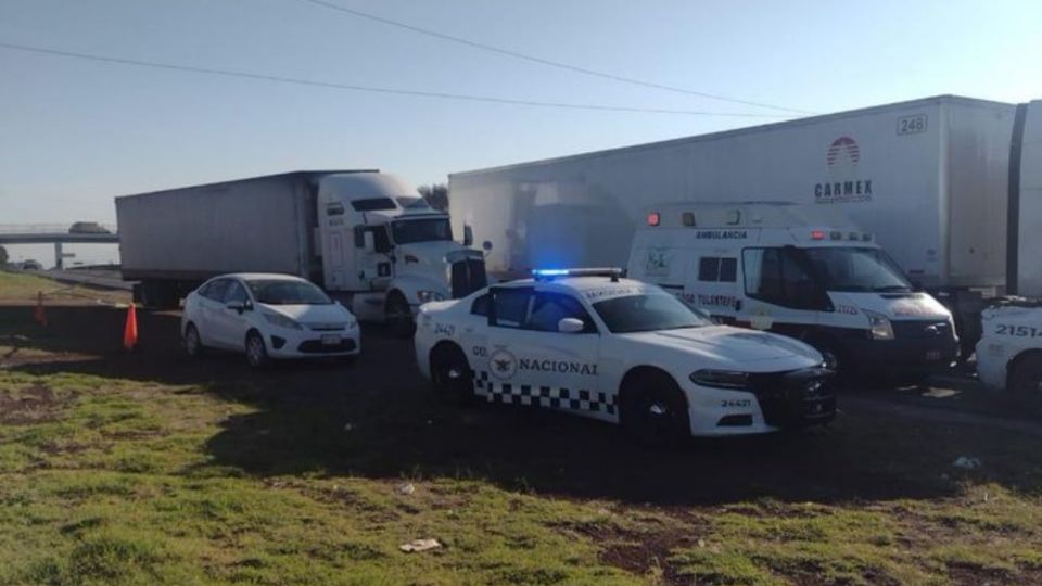 Se presume que el chófer se empezó a sentir mal y decidió orillarse al acotamiento de la autopista, razón por la que no causó ningún accidente.