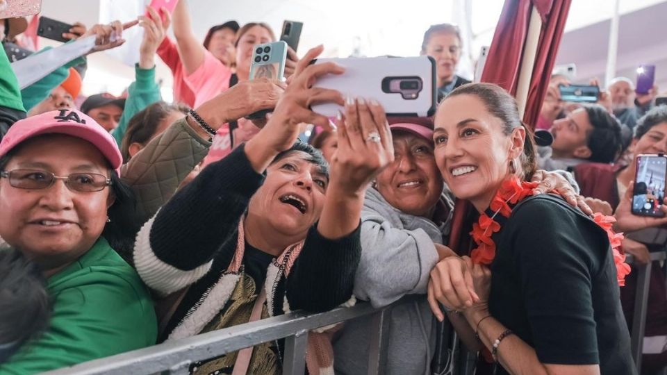 Claudia Sheinabum es protegida en todo momento por un Teniente Coronel del Ejército.