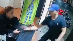 VIDEO: por estar viendo memes, en dos segundos le roban el celular a una empleada