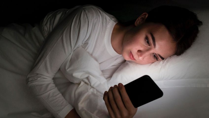 ¿Usas el celular antes de dormir? Podría estar arruinando tu calidad del sueño; haz esto