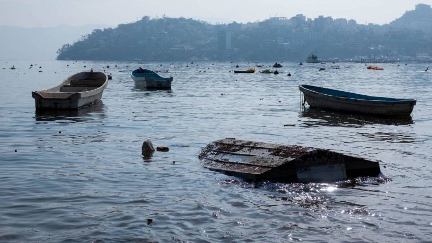 Rosario espera en el malecón de Acapulco que la marea regrese a su esposo clavadista que "Otis" se llevó