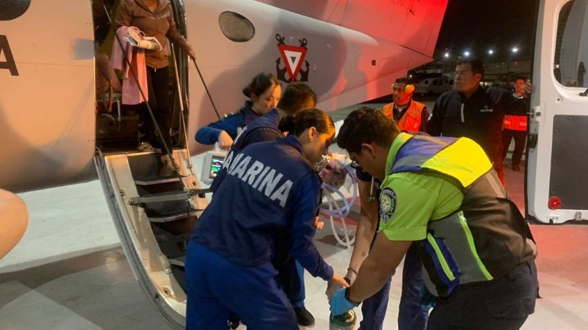 En el aire y en la tierra, personal de la Armada de México brinda atención médica a la población civil en el estado de Guerrero