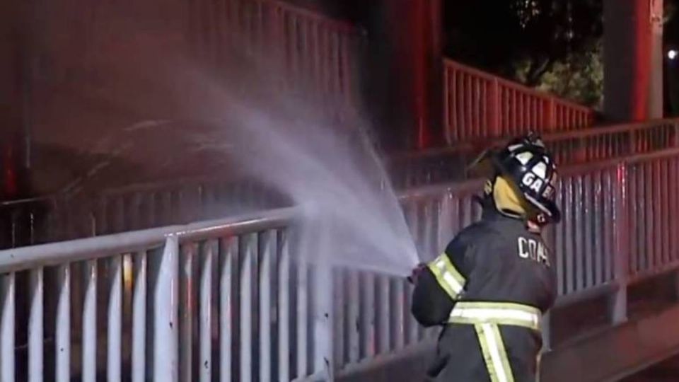 Durante la madrugada de este martes se presentó el incendio.