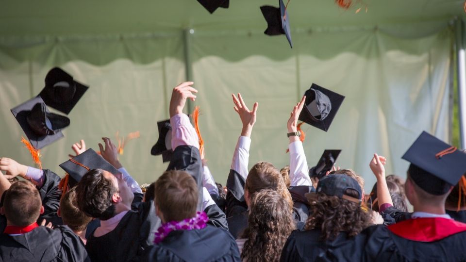 Graduados universitarios aprecian el valor de continuar estudiando después de concluir la universidad