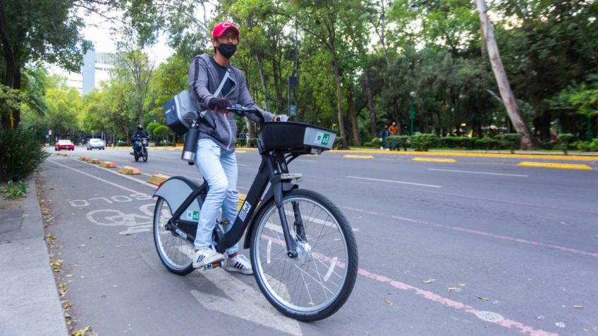 Los ciclistas pueden ocupar un carril completo de la vía: hacerlo puede salvar su vida