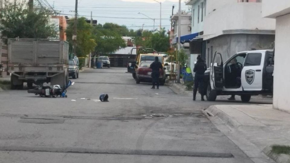 El motociclista fue baleado mientras circulaba por calles de Apodaca.