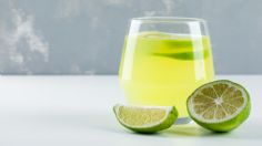 Jugo de limón con agua caliente: a qué hora tomarlo para perder peso