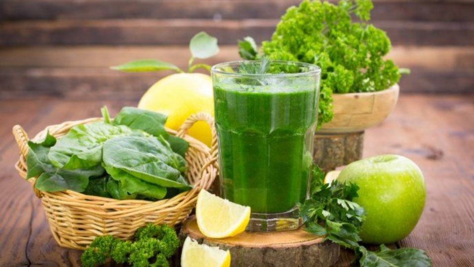 Debes tener en cuenta que al preparar un jugo verde efectivo, hay ciertos ingredientes que no te deben faltar