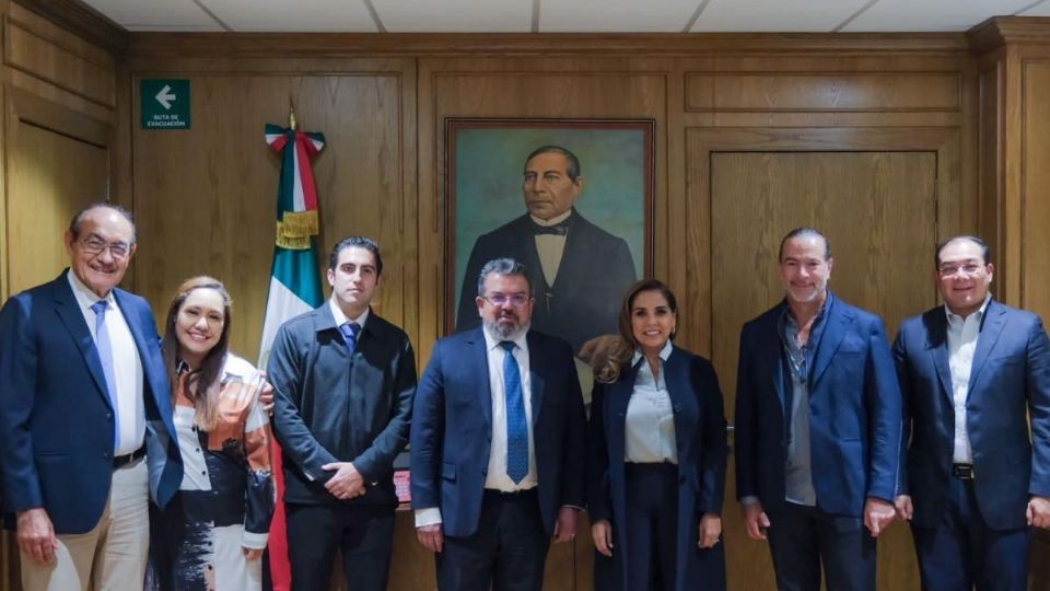 La gobernadora revisó con el secretario de Infraestructura, Comunicaciones y Transportes, los pasos a desnivel, cableado subterráneo y adecuaciones al bulevar Colosio, principal entrada a Quintana Roo; también revisaron el hacer caminos rurales en el sur del estado