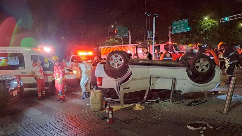 Automóvil de lujo choca contra camioneta, hay cinco heridos