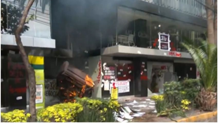 Manifestantes incendian acceso principal de la Secretaría de Salud en CDMX