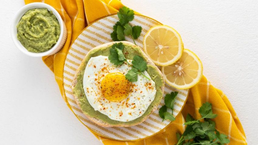 Facilísimo y en 2 pasos: Huevos estrellados con queso feta y aguacate para desayunar SIN GRASA