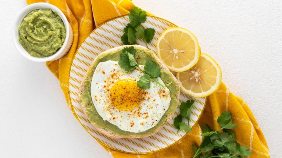 Facilísimo y en 2 pasos: Huevos estrellados con queso feta para iniciar el día