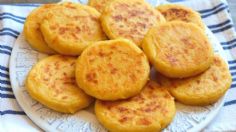 Receta fácil y rápida: deliciosas tortitas de plátano macho rellenas de queso crema