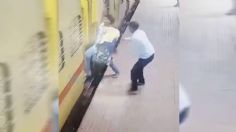 IMÁGENES FUERTES: madre e hijos tratan de subir a un tren en movimiento, pero la mujer cae a las vías