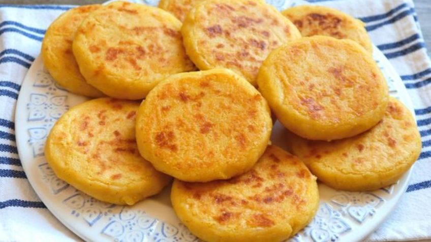 Receta fácil y rápida: deliciosas tortitas de plátano macho rellenas de queso crema