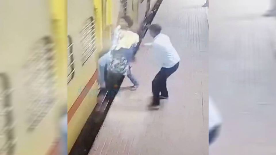 La mujer quedó atorada entre el andén y el tren.