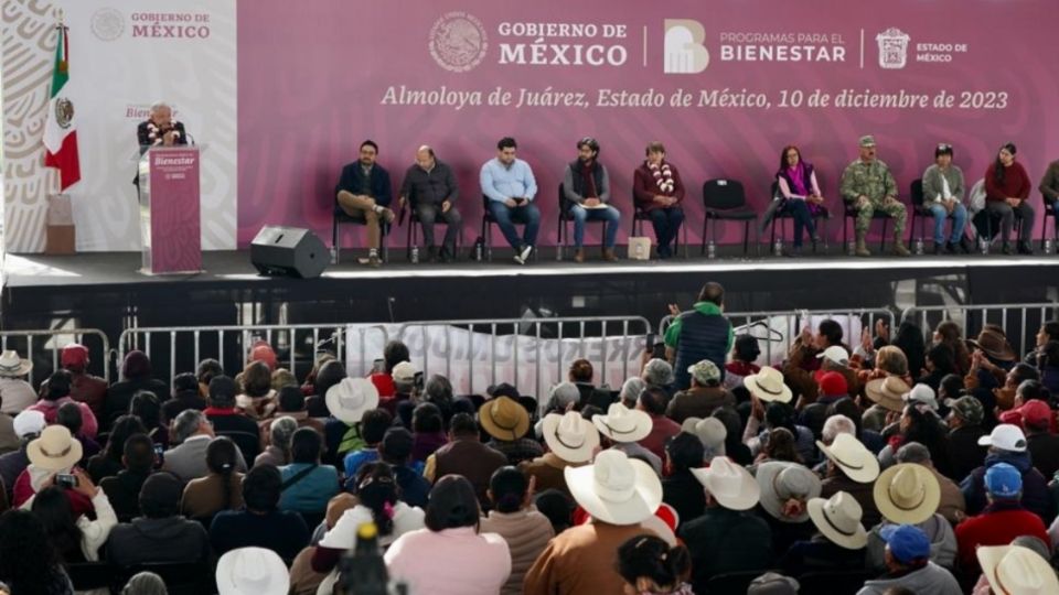 AMLO estuvo acompañado de la gobernadora Delfina Gómez y de los responsables de los programas de la política social del gobierno federal.