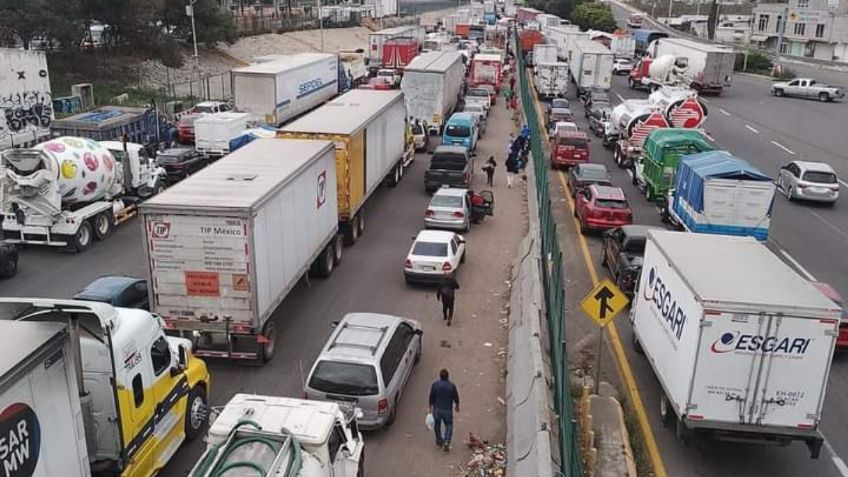 Transportistas bloquean la México-Cuautla y colapsan el tráfico previo al 12 de diciembre