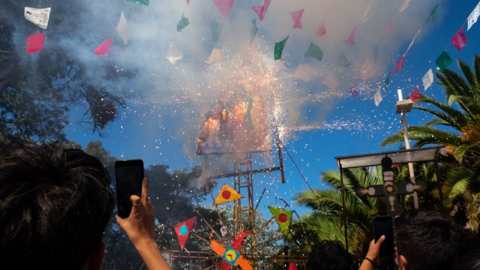 Algunas personas utilizan pirotecnia para conmemorar el Día de la Virgen de Guadalupe.