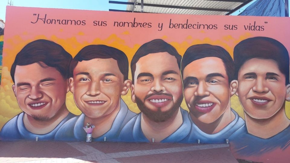 Familia y amigos de Roberto Olmeda se congregaron en el mural que se pintó en honor a él y los demás chicos en el Mirador de San Miguel.