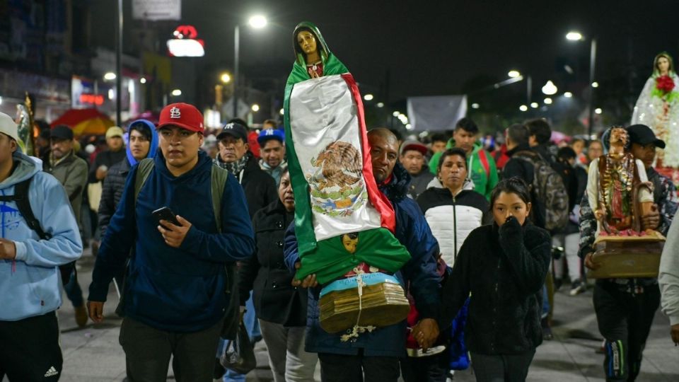 Un grupo de peregrinos carga una estatuilla de la Virgen de Guadalupe.