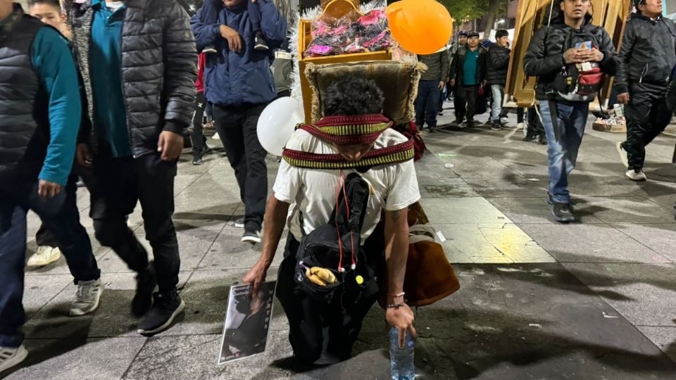 Un peregrino llega de rodillas a la Basílica de Guadalupe.