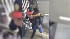 VIDEO | Policía ayuda a peregrino en el Metro cargándolo de "caballito"