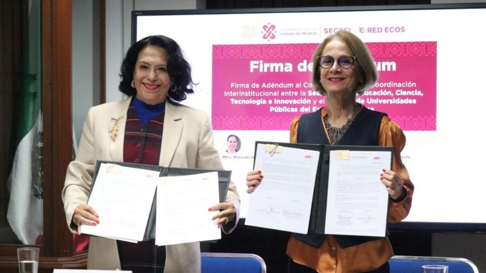 María de los Ángeles Peralta Arias (izquierda), rectora del Suneo y Ofelia Angulo Guerrero (derecha), titular de la Sectei, durante la firma del convenio.