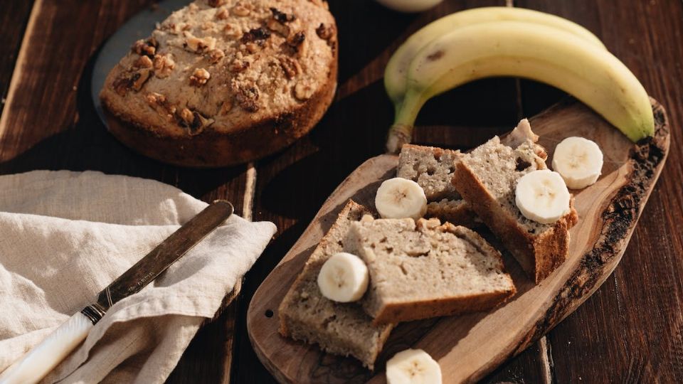 Este es el mejor panqué de plátano que probarás y además de rico es saludable