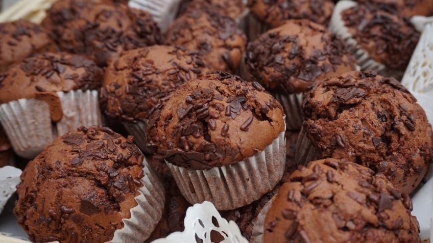 Prepara los muffins de Costco en casa con esta receta de cupcakes navideños de chocolate sin azúcar