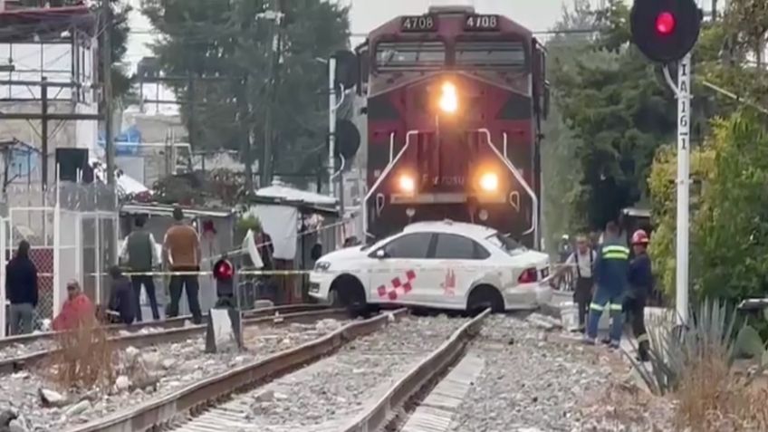 Tren arrastra un taxi en Tlalnepantla y mata a una pasajera