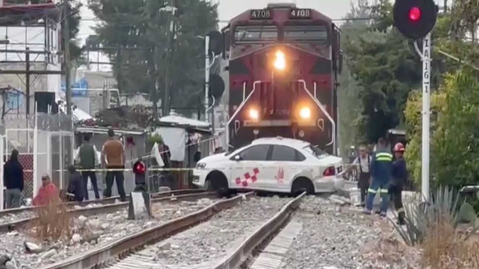 Se presume que el taxi intentaba ganarle el paso al tren.