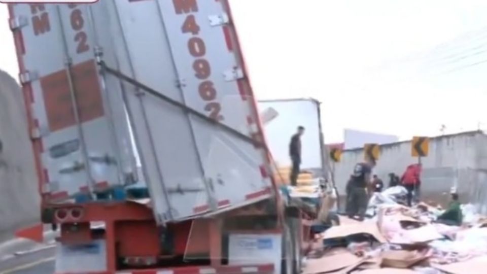 Trailer que transportaba bebida sufre aparatosa volcadura en Cuatitlán Izcalli 
