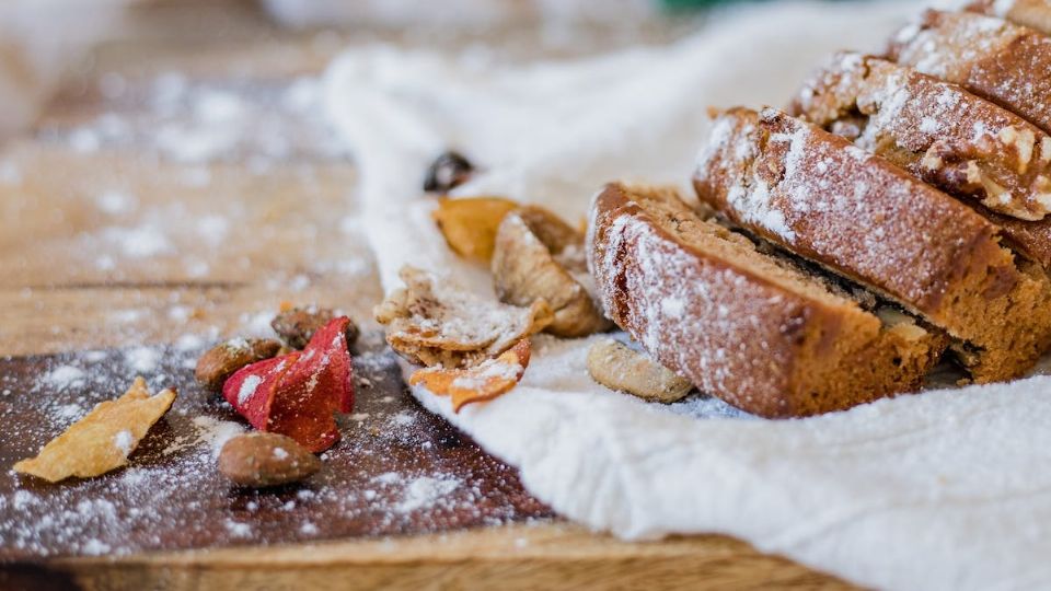 Si estás aprendiendo a hornear pan, esta receta de panqué de nuez es ideal para ti