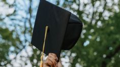 Padre llega a la graduación de su hija con la ropa del trabajo para sorprenderla: así fue el emotivo momento