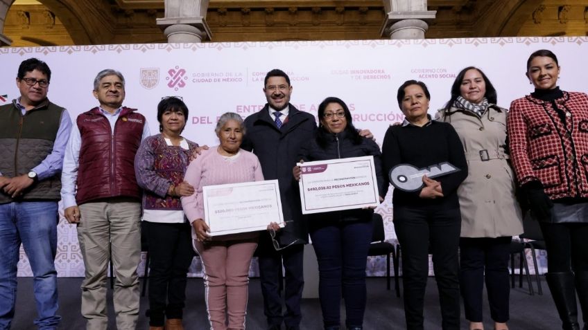 Gobierno de la CDMX entrega apoyos a familias damnificadas por el sismo del 2017