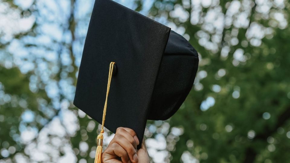 La menor se graduó de la primaria.