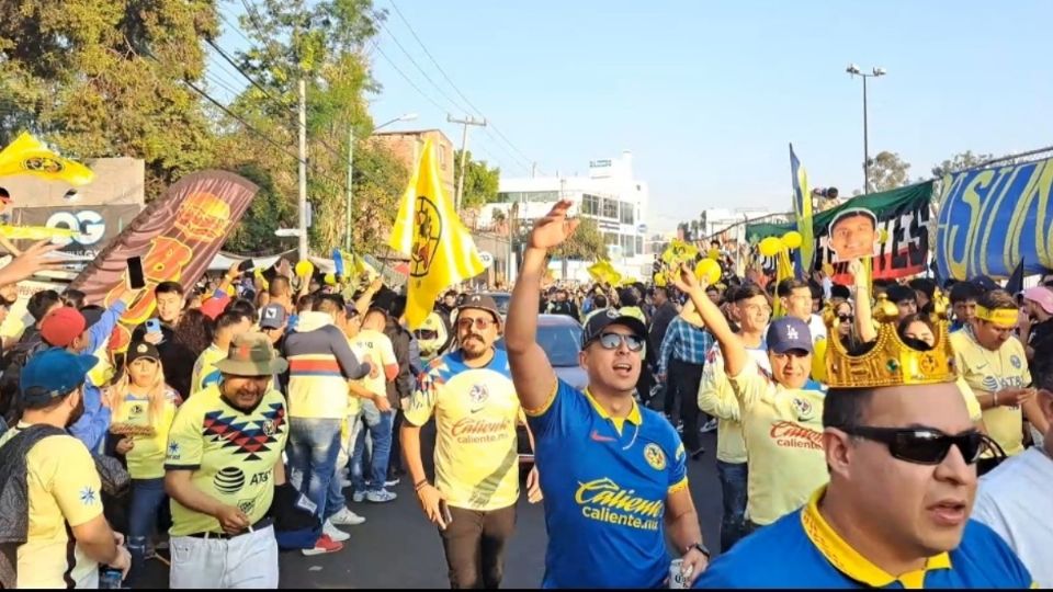 Cuatro horas antes del silbatazo inicial, la barra americanista salió a las inmediaciones del coloso para calentar motores