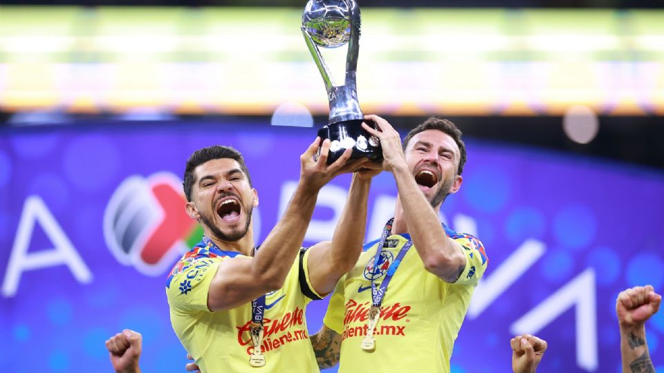 Layún con el trofeo en sus manos