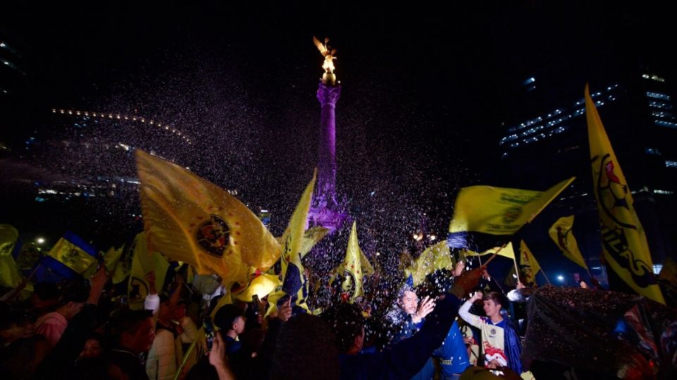 Bajo una noche fría decembrina, el cantar de “Vamos América” de chicos y grandes reunidos en uno de los monumentos más emblemáticos de México