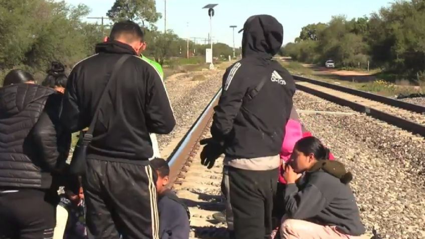 Bajan del tren a migrantes y los abandonan en medio de la nada sin importar bajas temperaturas ni riesgos