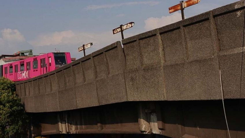 Automovilista asegura que pedazos de concreto de la Línea 4 cayeron en su vehículo