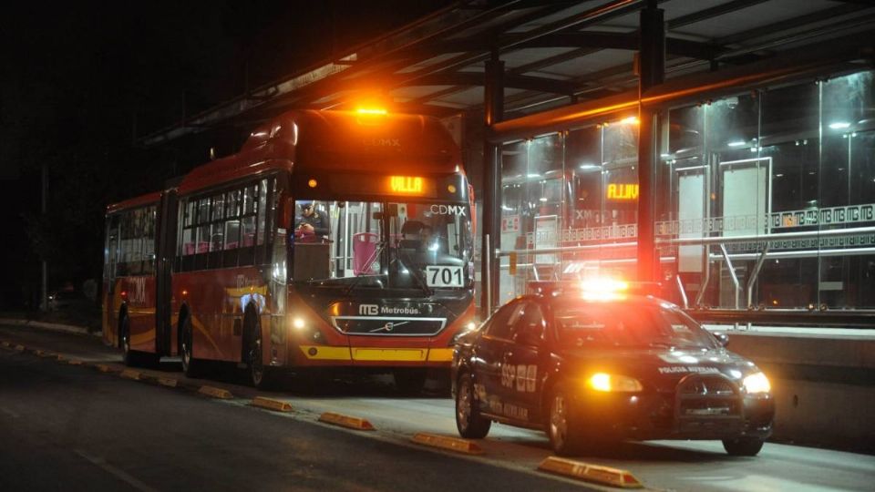 Un accidente entre una unidad del Metrobús y un carro dejó a una persona sin vida.